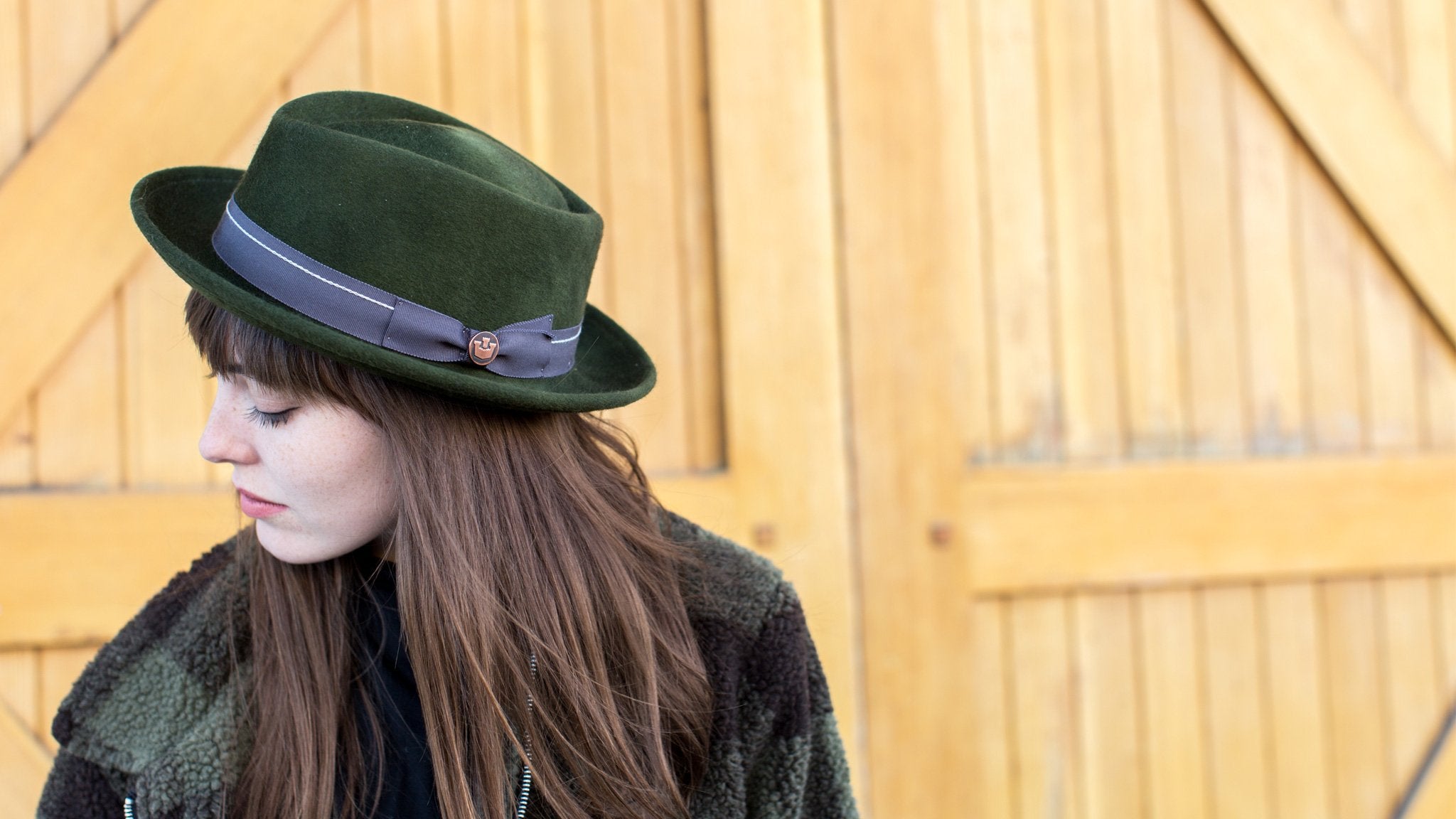 Goorin Bros. note king diamond medium brim felt porkpie fedora hat Green hero shot on female model