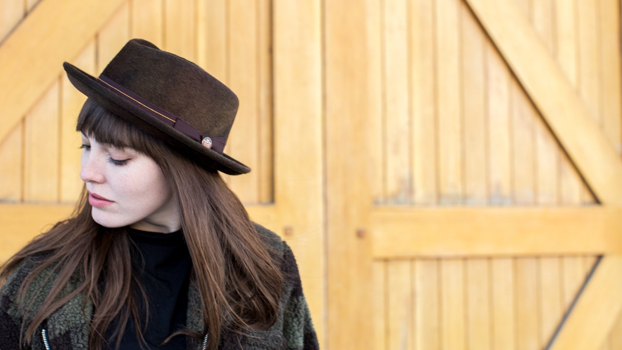 Goorin Bros. note king diamond medium brim felt porkpie fedora hat Brown hero shot on female model